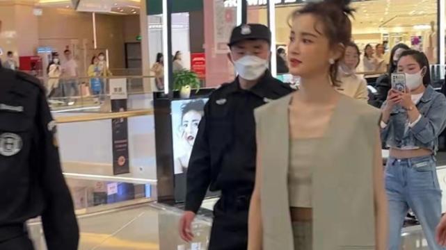 张歆艺 张歆艺晒怼脸自拍，瘦身成功变巴掌脸尖下巴，被指撞脸陈乔恩