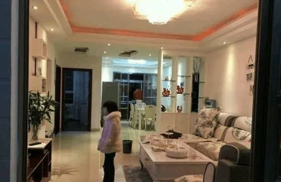 98平的房子只花了80万，站在窗口一看可把我吓坏，底下竟然有墓地