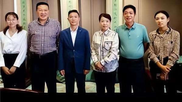 律师|潘克律师再赴新征程，表坚持决心！晒机场近照，手捧读物有深意