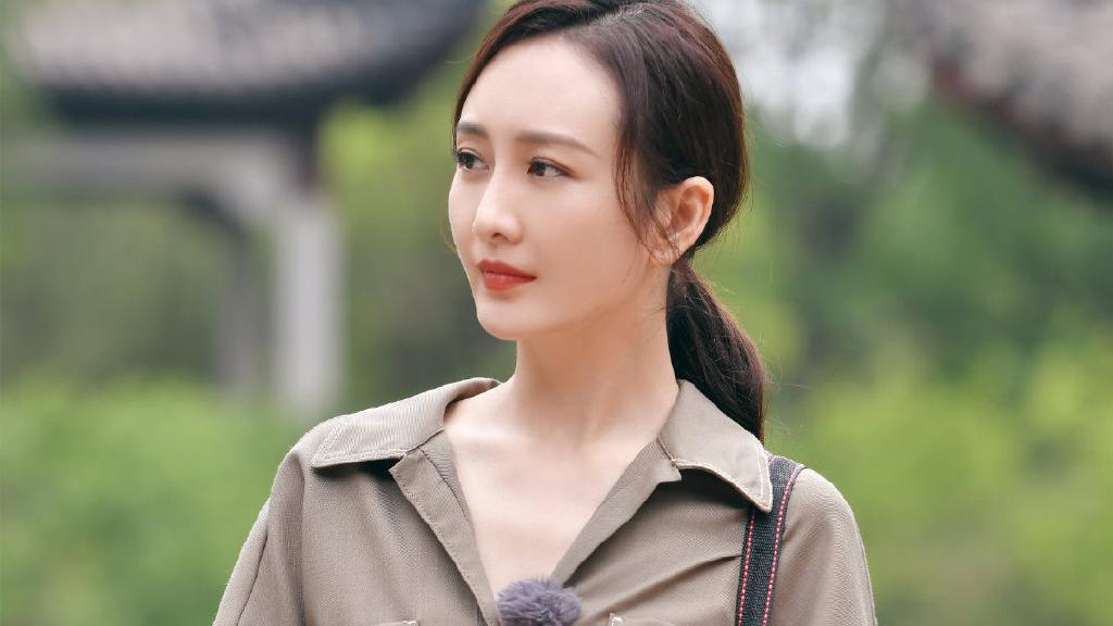 王鸥|王鸥穿军绿色套装，一个回头，让千万网友沸腾了