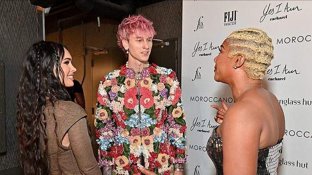 情侣|男友想亲梅根，拒绝冷落他的尴尬瞬间被拍，全脸写着：嫌弃