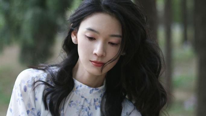 陈瑶|陈瑶工作室发布春日写真 穿碎花衬衣笑容明媚