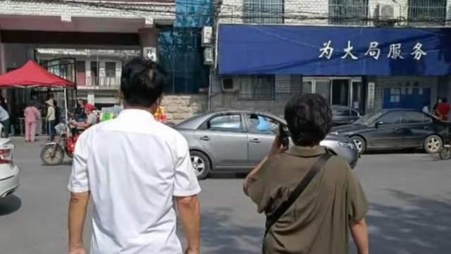 杜新枝|杜新枝晒与郭爸吃早餐画面，动作生硬疑摆拍，网友调侃带了摄影师