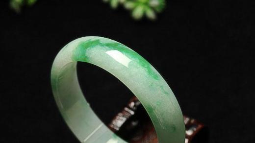 翡翠手镯|翡翠手镯款式那么少，为何选择它的人那么多呢？