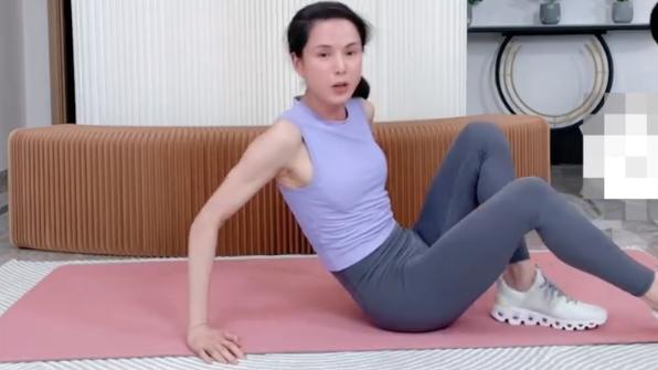 李若彤|55岁李若彤自罚卷腹600个，累到破音体力惊人，零赘肉身材抢镜
