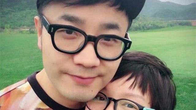 参观王铮亮住的豪宅，客厅摆满各种乐器，对音乐也太痴迷了