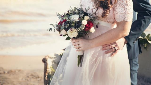 “你女儿要啥房子啊，给我小儿子当婚房吧”儿媳：请你搬出我家