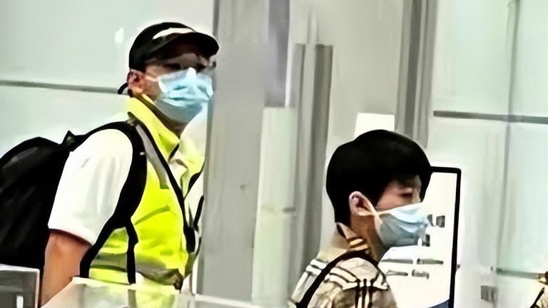 张柏芝|张柏芝狼狈带俩儿子走机场！穿T恤抱大胖小子，头发凌乱好疲倦