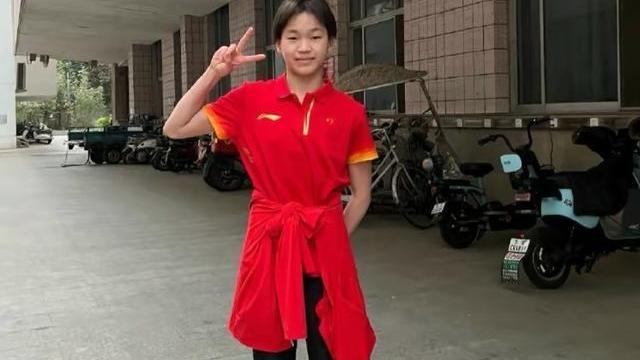 全红婵|一年长高8公分，全红婵跨越发育期，发型也变了，连说有姐姐真好