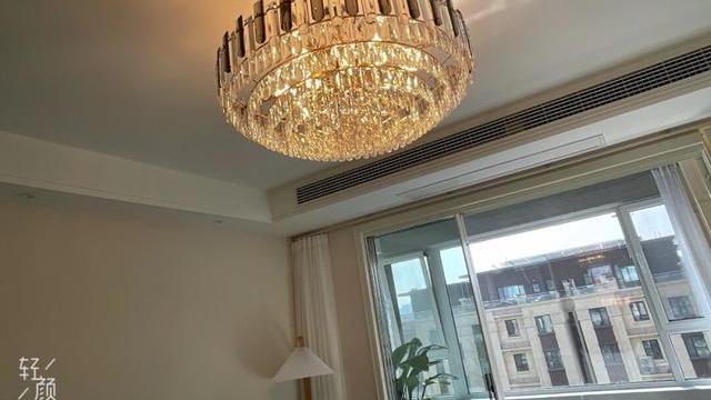 太羡慕她家新房了，装修效果还不错，全屋网购的灯具便宜又好看
