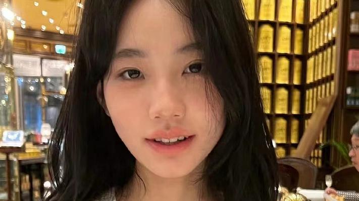 小S|小S次女逆袭成全家颜值天花板！穿背心走纯欲路线，模特身材好辣