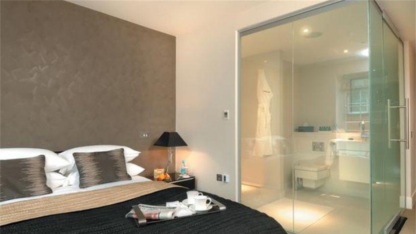 为什么酒店内的卫生间都是透明的？工作人员一解释，才明白道理