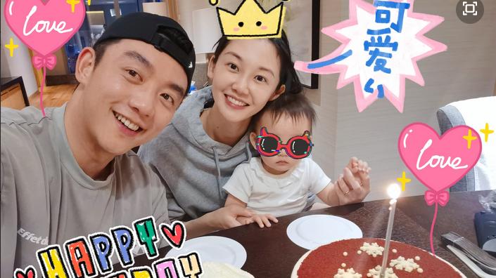 苗苗|郑恺一家机场被拍！苗苗穿紧身裤身材纤细，女儿脚上大红鞋太抢镜