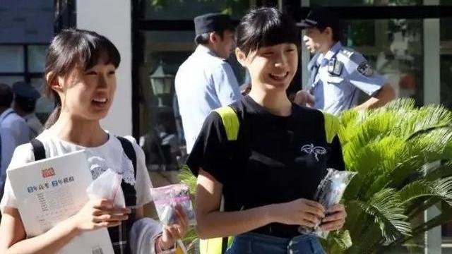 清华大学 清华也有“怪象”频繁出现，学霸聚集没人染发，女生化妆却引热议