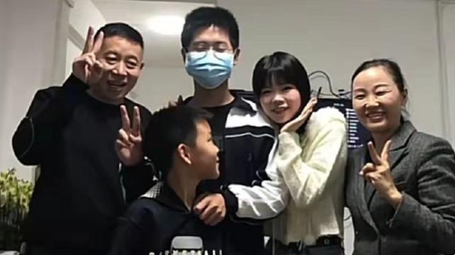 |孙卓“驼背”日渐明显，爸妈做重大决定，网友：亲爸妈就是不一样