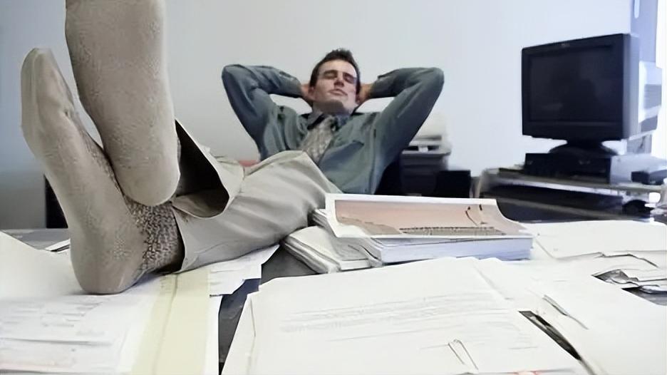 跳槽|35岁+没做到管理层，该跳槽还是混日子？对不起，两个选项都错了