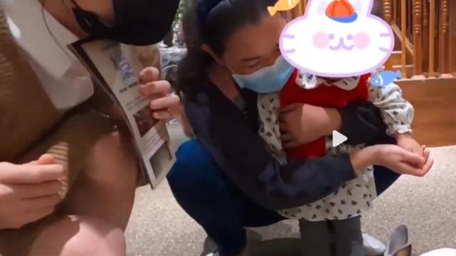 郑恺|苗苗二胎孕肚大，1岁女儿正脸公开漂亮眼小，郑恺的家大还有保姆