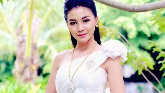 柬埔寨的国宝级美人，楚楚动人气质温婉，穿搭民族服饰太惊艳