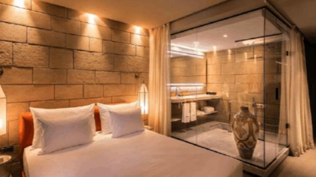 为何许多酒店的卫生间，都采用透明玻璃？员工说出实情：方便你们