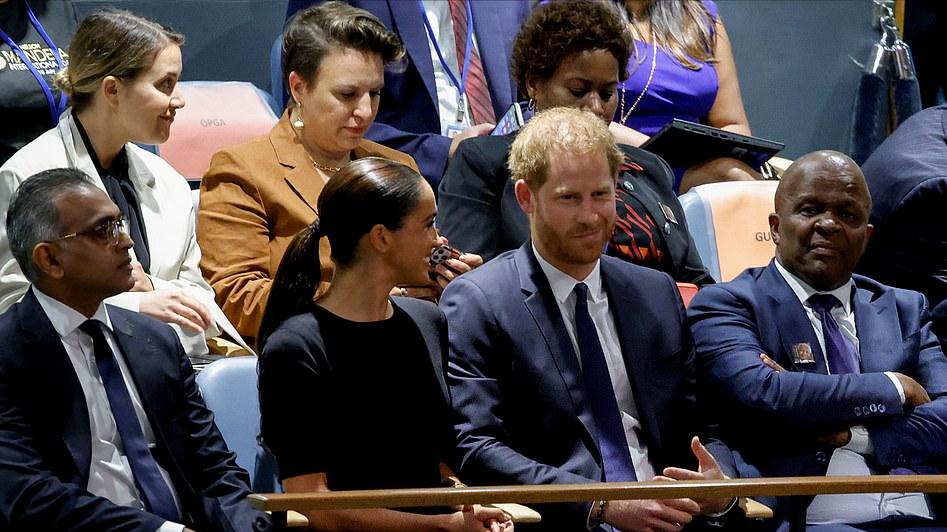 梅根瘦了！和哈里牵手亮相联合国大会，穿黑色铅笔裙变美好多啊