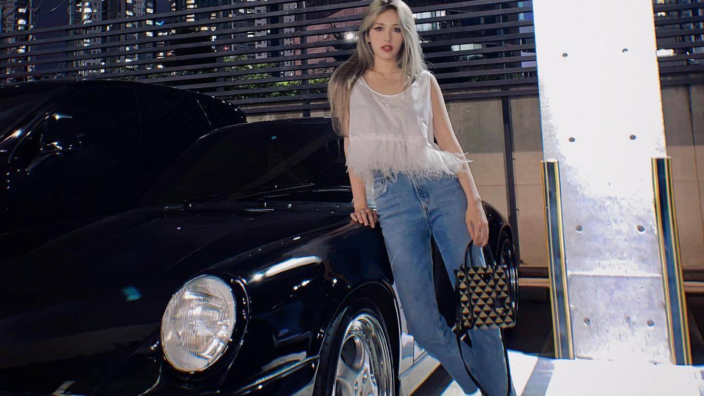 somi|年轻富裕，21岁韩国女星Somi，晒4亿韩元跑车，秀出金发苗条身材