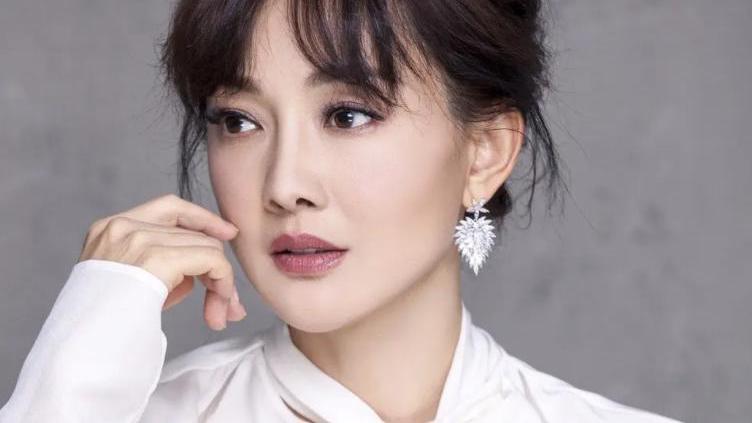 牛莉|牛莉：24岁嫁大7岁刘亚东，41岁退春晚，今50岁有3个孩子很幸福