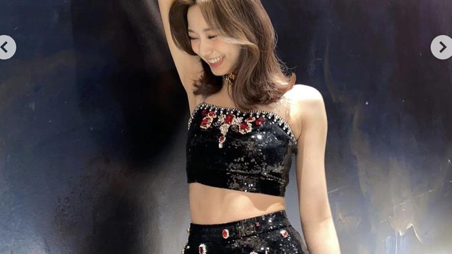 轻熟女 周子瑜剪齐肩短发搭配“中空液态裙”，网友：小蛮腰太美了！