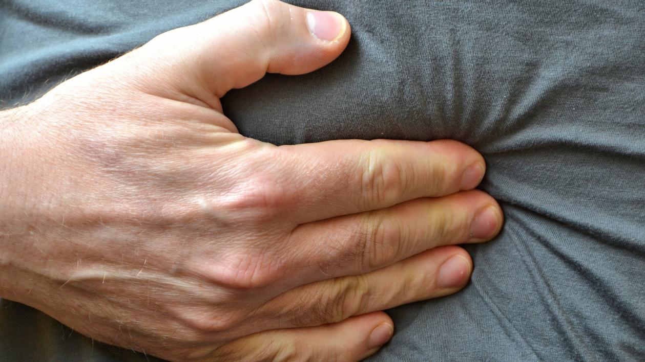 肝脏|肝脏不好的人，要常做2动作，多喝1物，肝脏越来越好