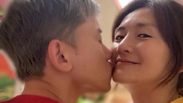 秦怡|谢娜发文祝妈妈母亲节快乐，首次晒与三个孩子合影，母女温馨同框