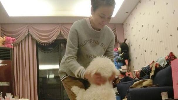 参观吴昕住的新家，客厅电视墙窗帘都是粉色的，38岁过得太少女了