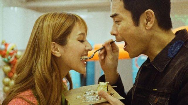 陈凯琳|陈凯琳晒一家四口开心全家福庆母亲节 郑嘉颖喂娇妻吃蛋糕很甜蜜