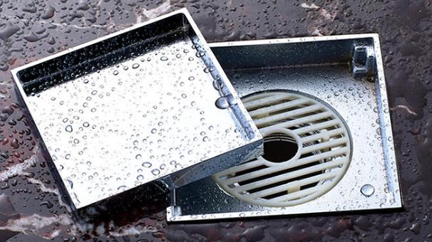 只在卫生间装个隐形地漏，高档还下水快，装修工夸赞：遇到内行人