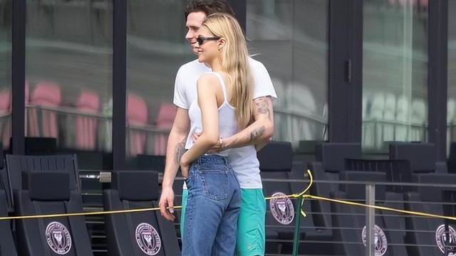 贝克汉姆|贝嫂与大儿媳合影，27岁富家千金，肤白貌美，与贝嫂同框不逊色