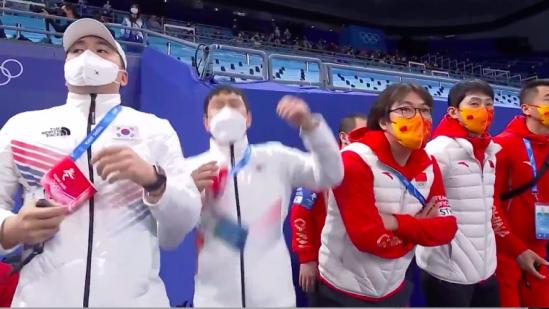 韩国队|韩籍教练跪上护栏疯狂庆祝中国夺冠！韩国网友炸锅，韩媒：辣眼睛