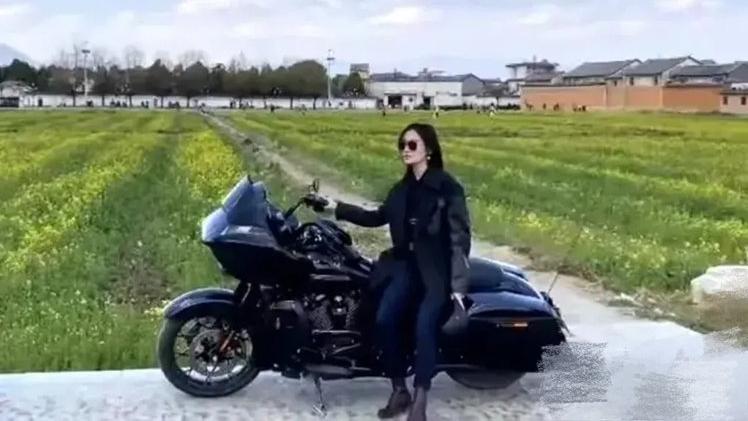 李亚鹏|李亚鹏和女友买高价摩托，网友：欠的钱还上了吗