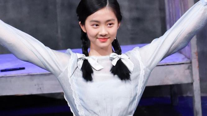 黄忆慈|黄多多晒姐弟三人照，穿搭时髦引争议，疑似一拖二带弟妹旅行？