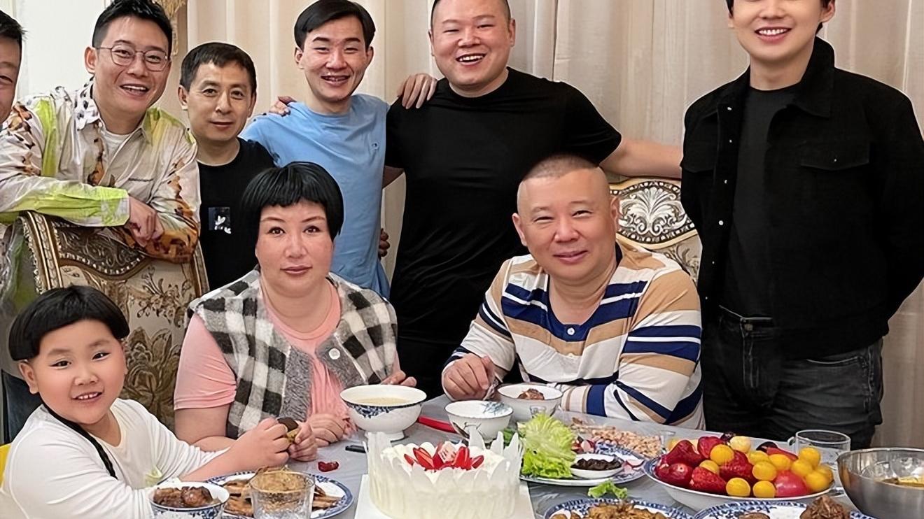 王慧|郭德纲晒照为妻子庆生！王慧穿旗袍气场强，戴金手镯红宝石显富贵