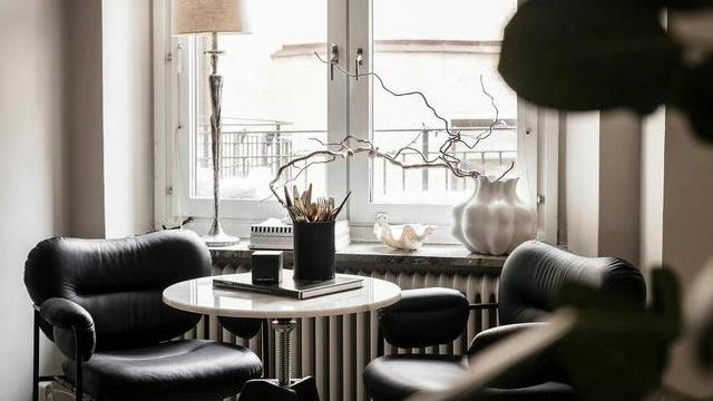 中性温和色调的住宅，有深沉的宁静，亲和的温暖，充满岁月沉淀感