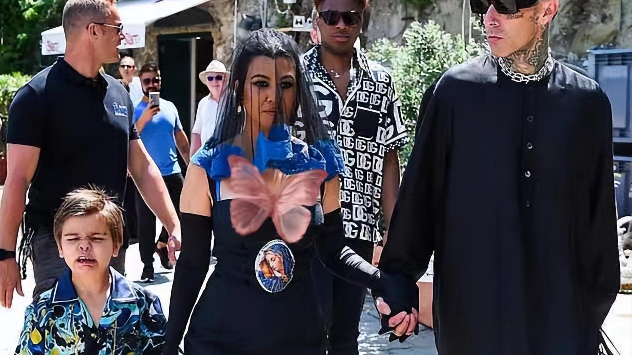 金·卡戴珊|金卡戴珊光脚走石板路不怕疼？穿薄纱裙太美，8岁女儿成翻版坎爷