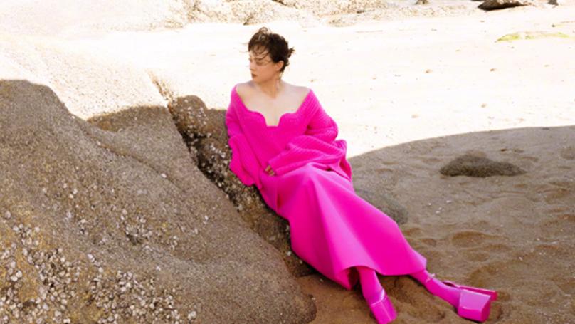 吴谨言|孙俪海边穿抹胸裙优雅妩媚，光脚侧卧礁石如美人鱼，精致锁骨抢镜