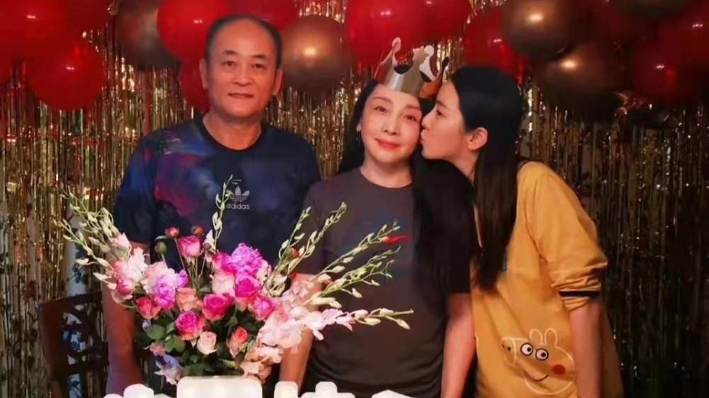 李思思|央视主持李思思为妈妈庆生，二人共用一张脸，被美到了