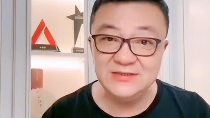 董路|圈内人都得学董路护犊子？但名宿邓乐军却称：国足精神有改观，但脑子得拐弯了