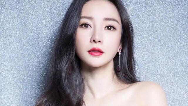 柳岩|柳岩今年41岁，为什么找不到对象？当她高跟鞋蹲下的那刻起。