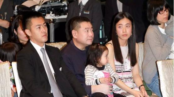 甘比|遭丈夫狠心抛弃，陈小娟独自抚养3个女儿，如今女婿送700亿给她