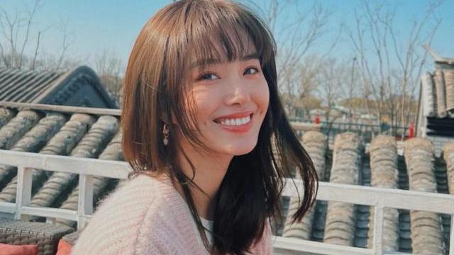 杨采钰|杨采钰去露天餐厅吃饭，是四合院级别，穿粉衣戴墨镜气派足