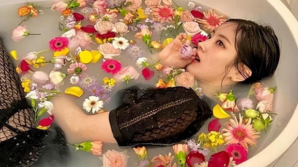 金多贤|韩国女星金多贤写真曝光，黑纱透视裙尽显白皙皮肤，上演湿身诱惑