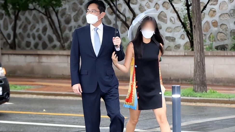 |惹人眼球！韩国第二财阀长女结婚，18岁三星小公主和父亲携手参加