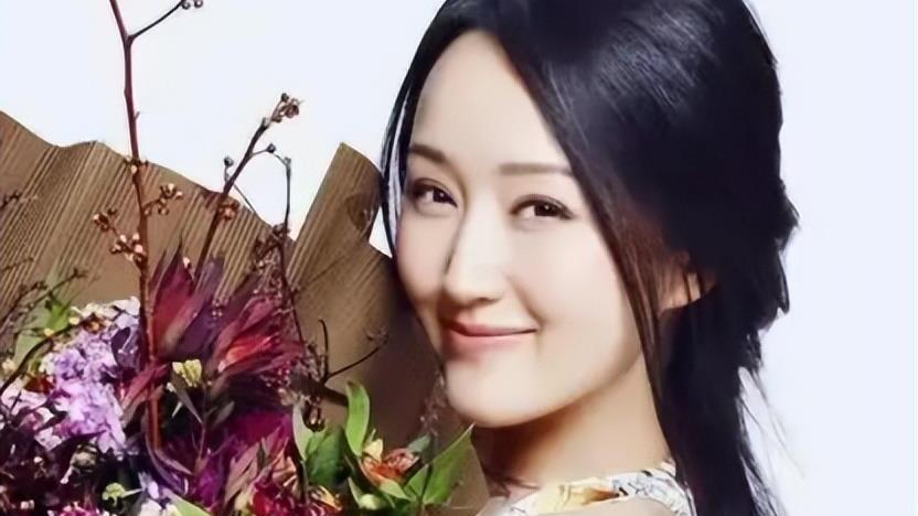 张庭|51岁杨钰莹春游晒照，面庞精致气质似少女，曾涉“红楼迷案”