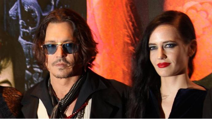 徐帆|安柏出动迪士尼高层救火，007邦女郎发文挺尊尼被质疑