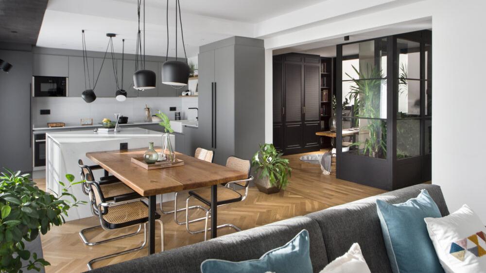 50㎡黑白+原木拼色，超大横厅囊括客餐厨，空间放大不止1倍